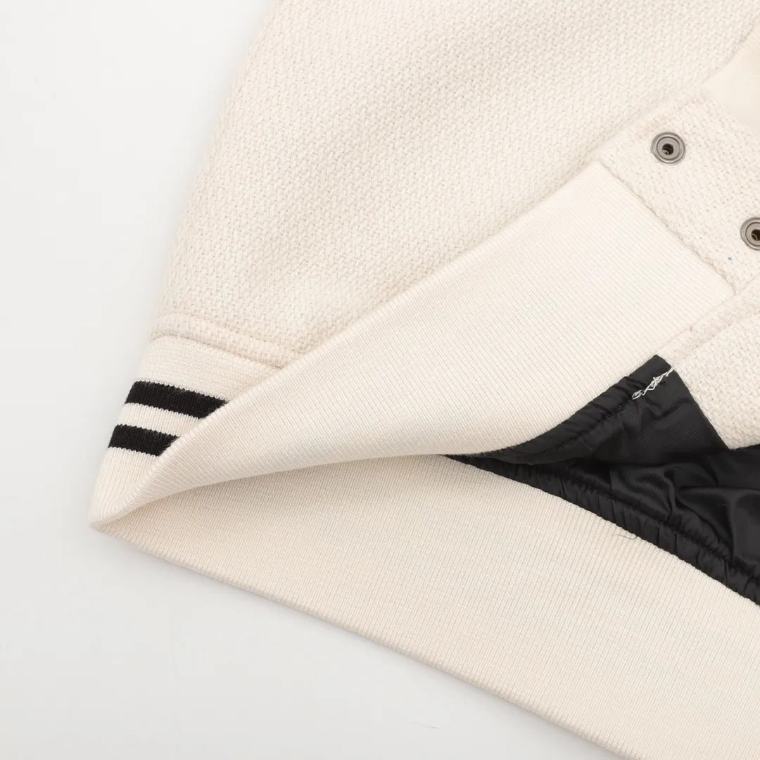 P710 Saint Laurent Paris/Saint Laurent Leather White Baseball Collar Jacket Note: The white baseball jacket cannot be washed. Black genuine leather will stain when exposed to water. Dry clean only! ! ! ! SLP's latest color matching off-white spliced ​​baseball jacket, baseball jacket, channel boutique, the most popular baseball jacket for trendy men and trendy women, available in all levels of the market (you must compare the details), the most powerful quality control, 7 years of production and research on baseball uniforms, exquisite details. With it, you are the most beautiful boy in the world. The paint-coated full-face four-button buckle (button with LOGO), the average weight of the fabric is nearly 900 grams, and it is made of wool + eyeliner blended, custom-woven and dyed wool with high color fastness. The lining is made of silky and delicate cupro fiber material. The lining pocket only has buttons on the right side! Size: 46*48*50*52